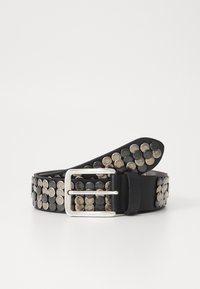 Ceinture en cuir noir ornée d'étoiles métalliques circulaires en noir et argent. Boucle carrée en argent avec une texture lisse et une finition polie.