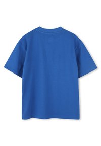 Blauwe katoenen t-shirt met een klassieke ronde hals, korte mouwen en een gladde textuur. Zichtbare stiksels langs de randen. Achteraanzicht.