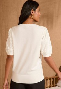 Love & Roses REGULAR FIT SCALLOP BOW EMBROIDERED - Apdrukāts T-krekls - ivory