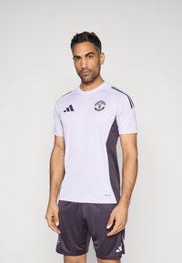 Balti ir tamsiai pilki sportiniai marškinėliai su trumpomis rankovėmis, su „Adidas“ juostelėmis ir „Manchester United“ logotipu ant krūtinės.