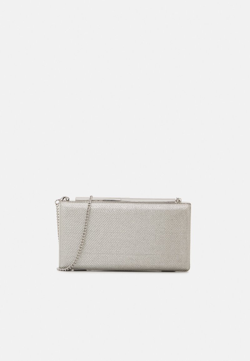 Petit sac pochette rectangulaire argenté avec une surface texturée et une délicate bandoulière chaîne argentée sur un fond uni.