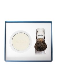 Rasier-Set bestehend aus einer weißen Keramikschale mit Deckel und einem Silberzopfbadger-Haarpinsel, präsentiert in einer blauen Box.