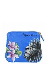 Blaues Lederetui mit dem Gesicht eines Löwen und pinkfarbenen Orchideen. Das Design umfasst detaillierte Kunstwerke, einen Reißverschluss und goldfarbene Beschläge.