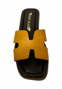 Sandal de piel marrón con tira ancha cruzada y plantilla acolchada negra. La suela es marrón, con un sutil logo en dorado.