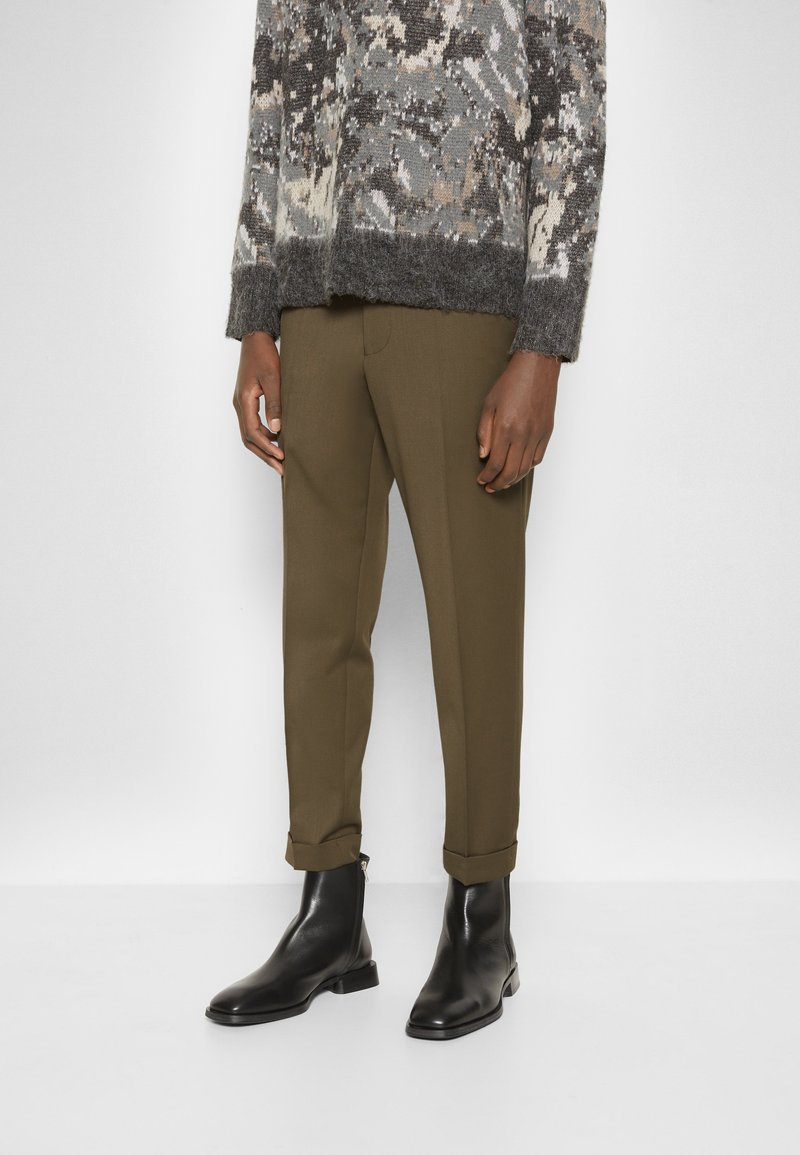 Filippa K M. TERRY CROPPED TROUSER - Trousers - dark olive/olive - Zalando.de