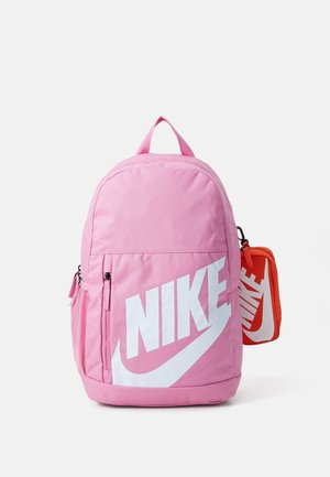 Mochila de nylon rosa com grande logotipo branco da Nike, apresentando múltiplos compartimentos e um estojo laranja destacável com um logotipo menor da Nike.