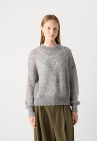 Grauer Strickpullover mit geripptem Muster, langen Ärmeln und Rundhalsausschnitt. Weiches, leichtes Material mit dezenten Musterdetails.
