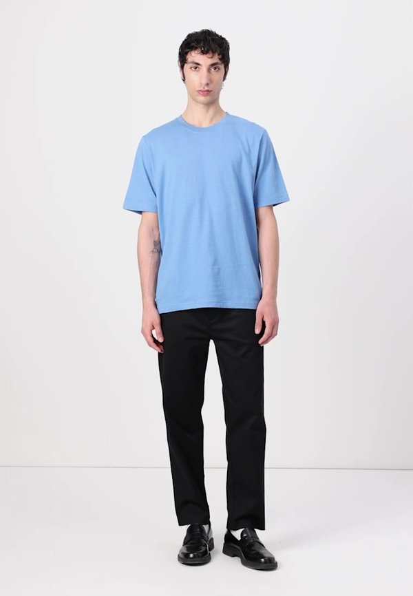 ADRIAN - Basic T-shirt2
