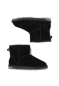 Schwarze Wildleder-Stiefeletten mit runder Zehenpartie, flacher grauer Gummisohle und genähten Details. Mit einer Schlaufe für eine einfache Anziehfunktion.