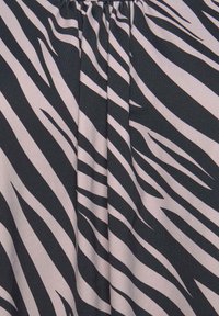 Tessuto con stampa zebrate caratterizzato da strisce nere e rosa chiaro, con una texture liscia e una vita elastica arricciata.