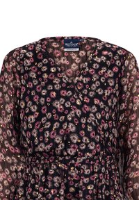 Blumenkleid mit V-Ausschnitt, aus einem transparenten schwarzen Stoff, mit kleinen rosa und gelben Blumen sowie einem gerafften Taillendetail.