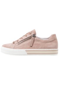 Różowe zamszowe sneakersy z sznurówkami i srebrnym zamkiem po boku. Gruba biała podeszwa z beżowym paskiem. Zaokrąglony nosek i wyściółka wokół kostki.