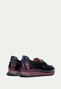 Chaussures en cuir à enfiler avec une finition texturée violet foncé et bordeaux, dotées d'une sangle décorative et d'une semelle en caoutchouc légère.