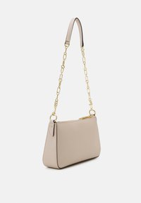 Borsa da spalla in finta pelle beige con tracolla in catena dorata, forma rettangolare e chiusura con zip. Presenta dettagli cuciti e una superficie liscia.