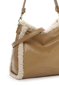 Borsa a tracolla in pelle color cuoio con bordo in pelliccia sintetica crema strutturata, forma morbida e tracolla piatta. Caratterizzata da dettagli in metallo dorato.