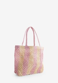 Bolsa de mano tejida con colores alternos en rosa y beige, con patrones intrincados y asas dobles resistentes. Fabricada con materiales naturales.