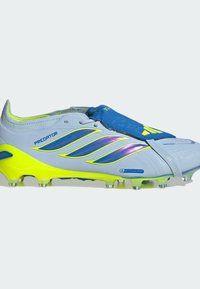 Vue de côté droit d'un crampon de football gris avec semelle jaune fluo, design rayé violet, languette bleue et semelle extérieure à crampons pour gazon artificiel.
