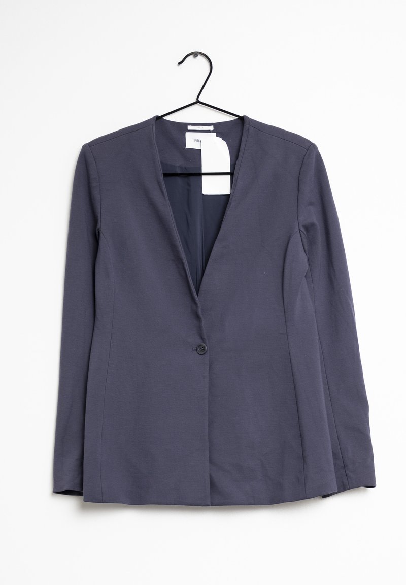 Marinblå kavaj tillverkad av mjukt tyg, med notchsinfällning, en enkel knappstängning och långa ärmar. Hänger från ett svart kroksystem.