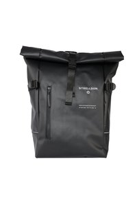 Sac à dos déroulant noir en matériau imperméable. Équipé de sangles réglables, d'une poche zippée à l'avant et d'un détail de logo. Texture lisse.
