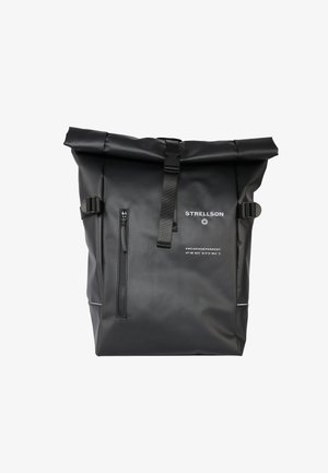 Schwarzer Rolltop-Rucksack aus wasserdichtem Material. Verfügt über verstellbare Riemen, eine frontale Reißverschlusstasche und ein logiertes Detail. Glatte Textur.