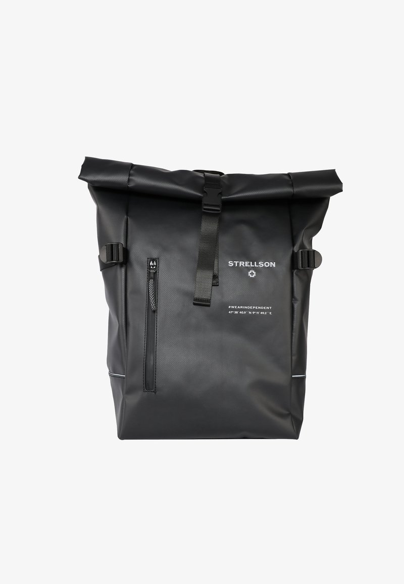 Schwarzer Rolltop-Rucksack aus wasserdichtem Material. Verfügt über verstellbare Riemen, eine frontale Reißverschlusstasche und ein logiertes Detail. Glatte Textur.