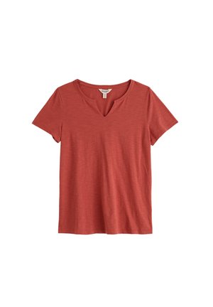 Krátky rukáv, tehlovo sfarbené tričko s výstrihom do V, vyrobené z mäkkej tkaniny, zobrazené na jednoduchom bielom pozadí.
