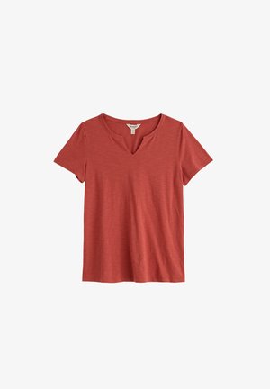 Rövid ujjú, rozsdaszínű póló bemetszéssel a nyakánál, puha anyagból, egyszerű fehér háttéren bemutatva.