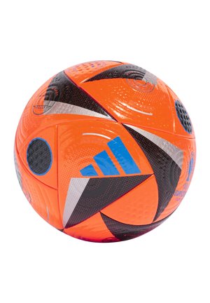 Palla da calcio Adidas di un vivace arancione con dettagli neri e blu. Presenta una superficie testurizzata e un design a pannelli geometrici. Branding di Euro 2020 visibile.