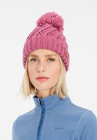 Beanie rosa lavorato a maglia con un grande pom-pom in cima, caratterizzato da un motivo testurizzato e un bordo a coste.