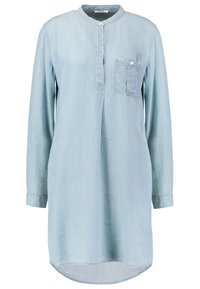 Robe en jean bleu clair à manches longues avec col montant, patte de boutonnage partielle et une poche poitrine boutonnée unique sur le côté gauche.