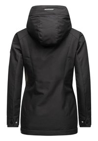 Veste noire imperméable avec capuche, dotée d'une coupe ajustée, de coutures discrètes et d'accents en métal argenté près des poignets.