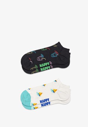 Zwei Paar Socken: schwarze mit bunten Getränkemotiven und grünen "HAPPY"-Text; weiße mit Segelboot-Design und blauen "HAPPY"-Text.