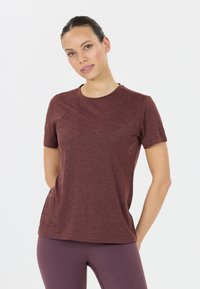 Vinröd sporttröja med rundad halsringning, korta ärmar och subtil textur. Har en liten logotyp på framsidan och en avslappnad passform.