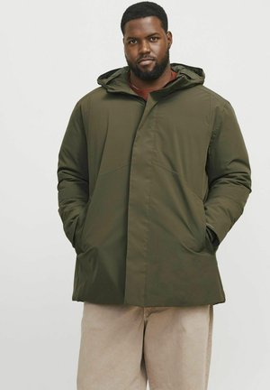 Chaqueta aislante verde oliva con capucha, cierre de cremallera, bolsillos frontales y una textura suave, diseñada para proporcionar calor y comodidad.