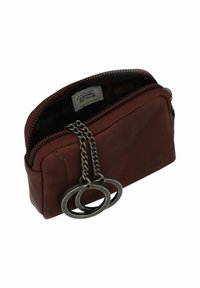 Portefeuille en cuir marron avec fermeture éclair, chaîne avec deux anneaux métalliques et étiquette intérieure de marque. Texture lisse et forme rectangulaire.