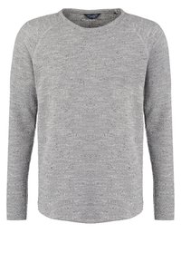 Jasnoszary sweter z długim rękawem, wykonany z dzianiny, z okrągłym dekoltem, teksturowanym materiałem i lekko zaokrąglonym dołem.
