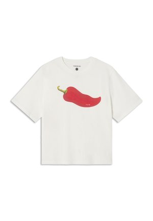 Witte t-shirt met korte mouwen, voorzien van een grote rode chilipeperafbeelding in het midden op de voorkant. Zacht, glad materiaal met een ronde halslijn.