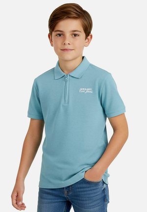 Lichtblauw poloshirt met een ritssluiting en korte mouwen, voorzien van een klein wit logo op de linkerborst, gemaakt van gestructureerde stof.