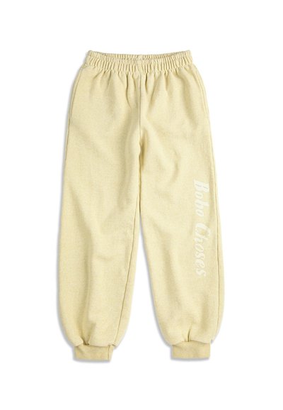 Pantalon de jogging en polaire beige clair avec taille et poignets élastiques, présentant le texte « Bobo Choses » imprimé verticalement sur la jambe droite.