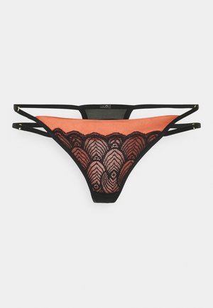 String noir en dentelle avec une doublure pêche, présentant un motif festonné, des côtés fins et des détails en acier doré. Tissu doux et semi-transparent.