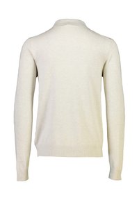 Beige villapusero, jossa on pitkät hihat, pehmeä pinta, resorit hihansuissa ja helmassa sekä klassinen kaulustyyyli. Ei näkyviä kuvioita tai varusteita.