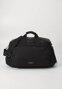 Svart duffelväska av texturerat tyg med slät yta, med dubbla handtag, justerbar axelrem och en framficka med dragkedja.