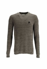 Langärmliger Pullover aus einem strukturierten braunen Strick, mit rundem Halsausschnitt und einem kleinen schwarzen Logo auf der linken Brustseite.
