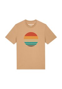 Katoenen t-shirt in lichtbruin met een cirkelvormige graphic. De graphic heeft horizontale strepen in rood, oranje, blauw en groen.