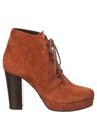 Brązowe zamszowe botki na obcasie do kostki z przednimi sznurowaniami, zaokrąglonym noskiem i blokowym obcasem na białym tle.