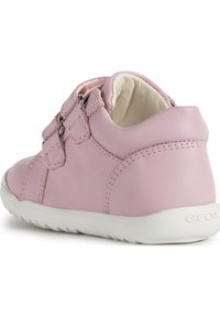 Růžová kožená bota s vysokým designem, která má dva suché zipy a bílou gumovou podrážku. Hladký povrch s jemnými stehy.