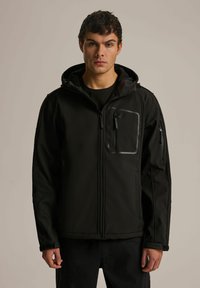 Czarna kurtka typu softshell z kapturem, przednim zamkiem i kieszenią na piersi o eleganckim wzornictwie. Teksturowany materiał z kontrastującymi szwami.