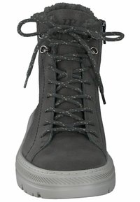 Zapatilla alta gris hecha de material texturizado, con cordones texturizados, cuello de piel sintética y suela de goma con acentos a rayas.