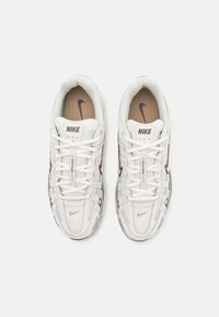 Nike Sportswear P-6000 - Športni copati - earth/light bone/sail/phantom/khaki