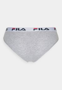 Cueca de algodão cinza com um cós elástico branco com o logótipo FILA em vermelho e azul. Design sem costuras com uma textura suave.